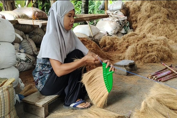 Pengembangan Keterampilan Lokal melalui Cocomesh