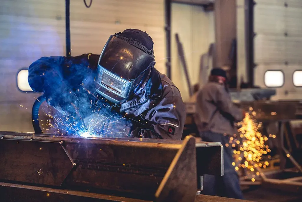 welder proyek konstruksi