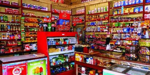 Pemilik toko grosir mengatur stok dan aktivitas operasional di dalam toko