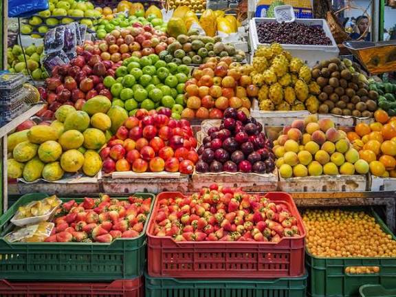 Pemilik toko buah mengatur stok untuk mengurangi buah yang terbuang