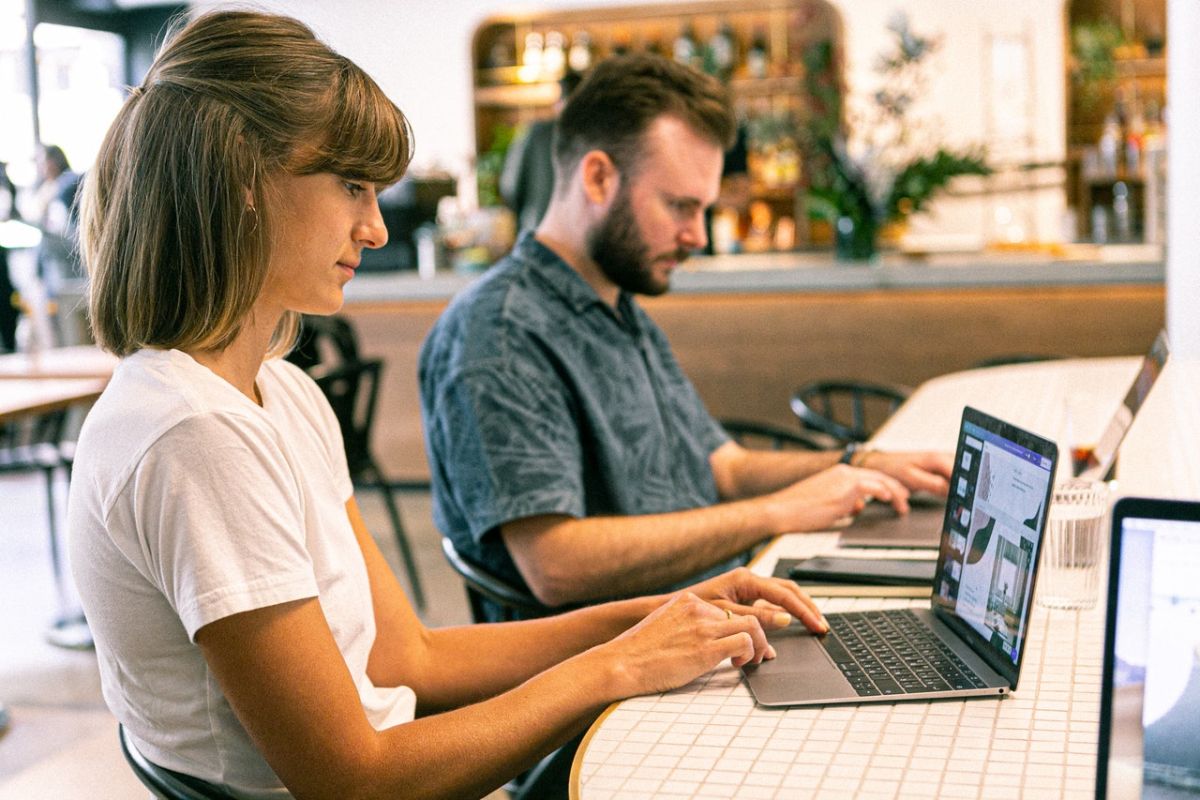 perbedaan freelance dan karyawan tetap