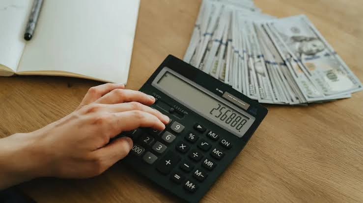 Pemilik toko retail sedang memeriksa laporan penjualan dan hasil transaksi toko