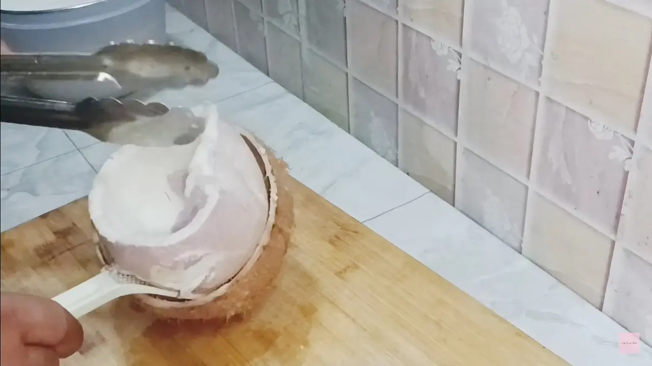 cara mengambil daging kelapa