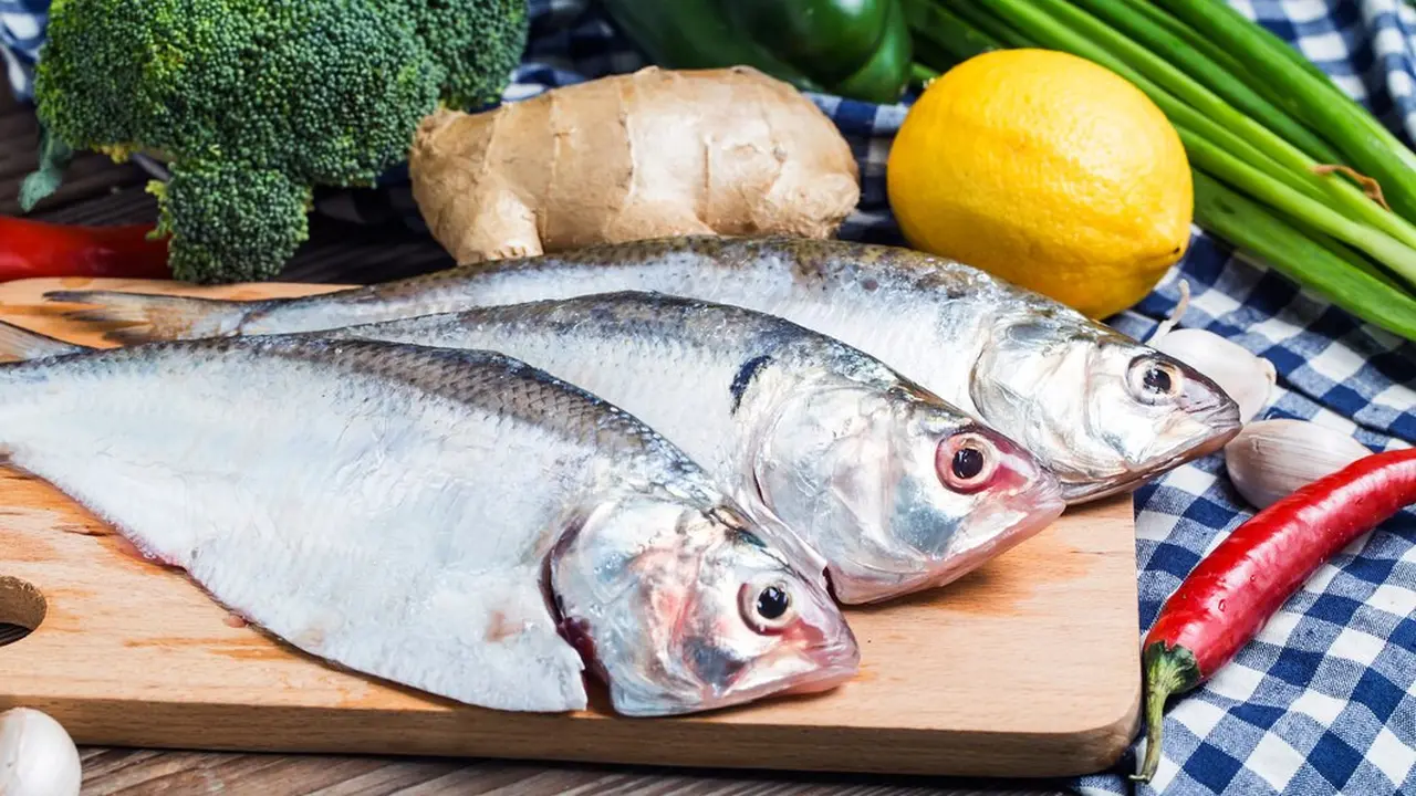 cara memisahkan daging ikan